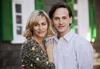 Fliegen lernen – Eva (Gesine Cukrowski) und Hendrik (Franz Dinda) heben gemeinsam ab.
