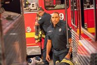 Station 19 – Dean Miller (Okieriete Onaodowan, l.) und Dr. Ben Warren (Jason George)