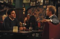 How I Met Your Mother – Streiten sich darüber, wer von ihnen zuerst eine hübsche Frau ansprechen darf: Ted (Josh Radnor, l.) und Barney (Neil Patrick Harris, r.) ...