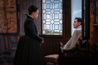 The Serpent Queen – Katharina von Medici (Samantha Morton, l.); Anjou (Stanley Morgan, r.)
