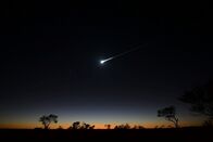 Leben aus dem All – Ein Meteorit verglüht in der Atmosphäre. Immer wieder deuten Menschen dies als besonderes Zeichen.