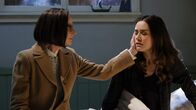 The Blacklist – Mr. Kaplan (Susan Blommaert, l.) und Elizabeth Keen (Megan Boone, r.)