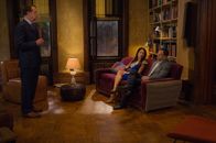 Elementary – Morland (John Noble, l.) bietet Joan (Lucy Liu, M.) und Sherlock (Jonny Lee Miller, r) seine Unterstüztung an. Ganz ohne Hintergedanken?