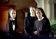 Um Himmels Willen – Schwester Felicitas (Karin Gregorek, r.), Schwester Sophie (Anne Weinknecht, M.) und Schwester Agnes (Emanuela von Frankenberg, l.) planen eine Demonstration gegen Wöllers Pläne.