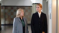 Die Kanzlei – Isa von Brede (Sabine Postel, l.) spricht mit Staatsanwältin Barbara Geldermann (Esther Schweins, r.).