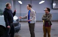 The Big Bang Theory – Um ihre Superfluid-Helium-Theorie zu verteidigen, müssen Sheldon (Jim Parsons, M.) und Leonard (Johnny Galecki, r.) auf illegale Machenschaften und den Schwarzmarkt-Händler Kenny (Michael Rappaport, l.) zurückgreifen ...