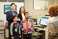 Single Parents – (im Uhrzeigersinn) Miggy Park (Jake Choi); Angie D'Amato (Leighton Meester); Rory Banks (Devin Trey Campbell); Graham D'Amato (Tyler Wladis)