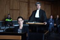 Penoza - Die Rächerin – Der früheren Drogenbaronin Carmen van Walraven (Monic Hendrickx, 2.v.l.) wird vor Gericht sowohl wegen ihrer einstigen Drogengeschäfte, wie auch wegen mehrere ungeklärter Mordfälle der Prozess gemacht. Auch Carmens Anwalt (Maarten Heijmans, 3.v.r.) stellt der Prozess vor eine Mammutaufgabe.