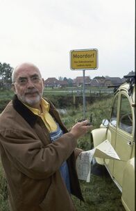 Löwenzahn Classics – Peter (Peter Ludtig) hat ein Haus im Moor geerbt. Voller Erwartungen kommt er in Moordorf an- die Suche im Moor kann beginnen.!