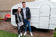 Wir werden Camper – Rabea (l) und Yannik aus Moers vor ihrem Qek Junior Wohnwagen.