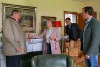 Die Rosenheim-Cops – Frau Bachhuber (Kathi Leitner, 2.v.l.), die Haushälterin des Toten, weist die Kommissare Hofer (Joseph Hannesschläger, l.) und Bach (Patrick Kalupa, r.) darauf hin, dass ein Kerzenständer fehlt. Antiquitätenhändler Raimund Trollinger (Christian Aumer, 2.v.r.) verfolgt das Geschehen.