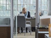 Homeland – Während Peter Quinn bei Carrie (Claire Danes) im Untergeschoss wohnt, ermittelt sie im Fall von Sekou Bah ...