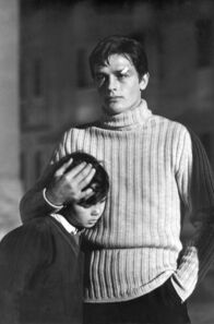 Alain Delon, persönlich – Alain Delon als Rocco und Rocco Vidolazzi als der kleine Bruder Luca in "Rocco und seine Brüder" von Luchino Visconti aus dem Jahr 1960