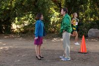The Middle – Frankies (Patricia Heaton, l.) großer Traum war es schon immer, ihren Sohn Axl beim Homecoming auf das Spielfeld zu begleiten, doch dann hat Sue am gleichen Termin ihren ersten Langlauf und jetzt muss sie sich mit Mike (Neil Flynn, r.) einigen, wer wohin geht ...