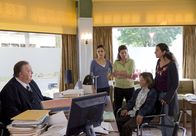 Der Dicke – NDR Fernsehen DER DICKE, "Falsches Spiel" Uhr. Hanna Merker (Naomi Krauss, r.) kommt mit ihrem Sohn Bodo (Fabian Meier, 2.v.r.) in die Kanzlei von Gregor Ehrenberg (Dieter Pfaff, l.). Yasmin (Sophie Dal, 2.v.l.) und Gudrun (Katrin Pollitt, M.) sind entsetzt, als sie hören, dass Bodo mit seinem Vater bei einem Einbruch erwischt wurde.