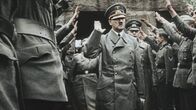 Apokalypse: Hitlers Westfeldzug – Hitler geht zum Friedhof Landmark, wo 3.000 deutsche Studenten, Freiwillige des Krieges von 1914 bestattet wurden