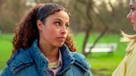 Rote Rosen – Ellie (l. Kim Biebow) leidet darunter, ihr Glück mit Toni (r. Sarah Buchholzer) nicht öffentlich zeigen zu können.