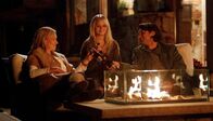 Unser Traum von Kanada – Das neue Lodge-Team: Iris (Katja Weitzenböck), Karen (Sonja Gerhardt) und Adrian (Robert Seeliger)