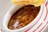 Silvia kocht – „Französische Zwiebelsuppe mit Bergkäse Crouton“ von Wolfgang Knechtl.