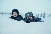 neoriginal: Arctic Circle - Der unsichtbare Tod – Nina Kautsalo (Iina Kuustonen) und ihr Kollege Niilo Aikio (Janne Kataja) suchen das Versteck der russischen Schleuser.