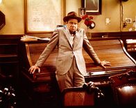 Extrablatt – Seinen besten Mitarbeiter will Walter Burns (Walter Matthau) auf keinen Fall hergeben. Wird es ihm gelingen, ihn zum Bleiben zu überreden?; Seinen besten Mitarbeiter will Walter Burns (Walter Matthau) auf keinen Fall hergeben. Wird es ihm gelingen, ihn zum Bleiben zu überreden?