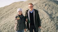 Checkerin Marina – Marina verfolgt den Weg unseres Altglas und lässt sich von Marc zeigen, warum sich jeder Gang zum Altglascontainer lohnt.