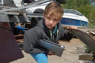 Die Pfefferkörner – Klein, aber gemein: Leif (Niklas Post) versteckt seinen Laptop auf dem Gelände der Bootslagerei und macht Anton damit zum Hauptverdächtigen.