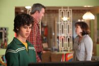 The Middle – Die Hecks haben echte Geldprobleme und Frankie (Patricia Heaton, hinten r.) und Mike (Neil Flynn, hinten l.) müssen überlegen, wo sie sparen können. Auch ihre Kinder Sue, Brick und Axl (Charlie McDermott, vorne l.) bleiben von diesen Einsparungen nicht verschont ...