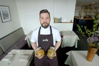 Im Bauch von ... – FinnInnen sind FeinschmeckerInnen: Chefkoch Filip Langhoff kreiert aus konserviertem Gemüse in seinem Restaurant in Helsinki kleine Kunststücke.