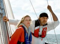 Das Glück ist eine Insel – Der Umweltschützer Dr. Jens Groote (Christian Kohlund) nimmt die Rechtsanwältin Corinna Jacobs (Maria Furtwängler) mit zu einer Bootsfahrt.