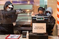 Aktenzeichen XY ... ungelöst – Eines späten Abends stürmen schwer bewaffnete Räuber ein Burger-Restaurant und bringen die Mitarbeiter in ihre Gewalt. Hoffen Sie auf besonders hohe Beute, da in dem Restaurant in letzter Zeit nur Barzahlung möglich war?