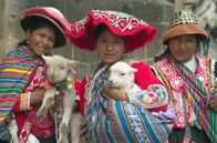 Stadt Land Kunst – Mitglieder der Quechua in der für sie typischen Tracht. Das Volk der Quechua hat seinen Ursprung in den indigenen Völkern Perus.