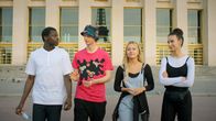 Find me in Paris – (V.li.:) Isaac (Terique Jarrett), Jeff (Castle Rock Peters), Lena (Jessica Lord) und Ines (Eubha Akilade) machen einen Spaziergang durch Paris. Am Tag vor ihrer Ballettprüfung sollen sie einen tanzfreien Tag genießen.
