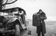 Der Hauptmann – In winterlicher Landschaft entdeckt der Deserteur Willi Herold (Max Hubacher) in einem abgestellten Militärfahrzeug eine frische Hauptmannsuniform samt entsprechender Stiefel.