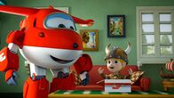 Super Wings – Lasse packt seinen neuen Wikingerhelm aus.