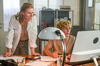 Der Schwarm – Dr. Cécile Roche (Cécile de France, r.) zeigt Ärztin Sophia Granelli (Franziska Weisz, l.) die Mutation des Bakteriums am Computer.