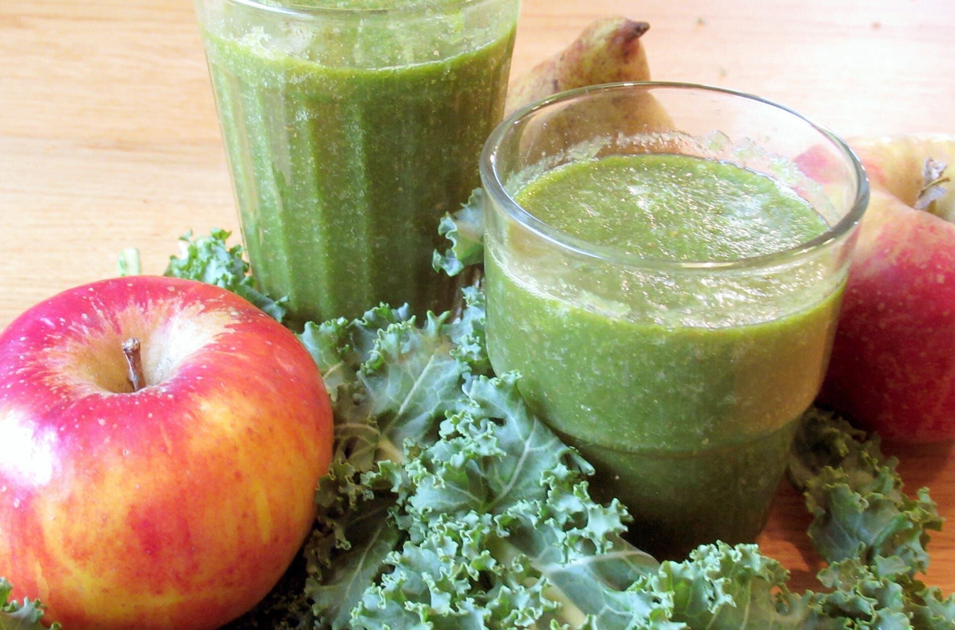Zu Tisch ... – Der gesunde Grünkohl ist in der Küche vielseitig einsetzbar, auch roh mit Obst im Smoothie.