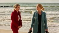 Ella Schön – Die Bürgermeisterin Ulla Lüttjens (Tanja Schleiff, l.) sucht Hilfe bei Ella Schön (Annette Frier, r.), es geht um ein verhängnisvolles Blitzer-Foto.
