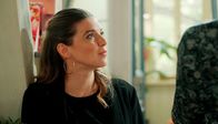 Rote Rosen – Valerie (Maike Johanna Reuter l.) freut sich zunächst über ihre scheinbar problemlose Mutterrolle - Olivia (Fiona Strebe) weint nicht beim Abschied zur Tagesmutter. Doch die Wahrheit trifft sie hart: Die fehlende Bindung zu ihrer Tochter macht den Abschied so einfach.