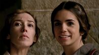 Der verbotene Gott – v.li.: Ángeles (Ainhoa Aldanondo), Trini (Elena Furiase)