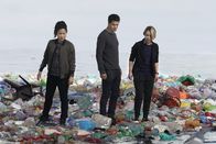 Scorpion – Eigentlich wollten Happy (Jadyn Wong, l.), Walter (Elyes Gabel, M.) und Florence (Tina Majorino, r.) eine Müllinsel auf hoher See zerstören, doch als sie plötzlich mitten auf dem Meer stranden, geraten sie alle in Gefahr ...