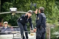 WaPo Bodensee – Das Polizeiboot legt an: Nele Fehrenbach (Floriane Daniel, M.) und ihre Kollegen Andreas Rambach (Ole Puppe, r.) und Pirmin Spitznagel (Simon Werdelis, l.) auf dem Weg zum Tatort.