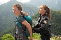 Watzmann ermittelt – Liz Rittmayer (Nina Schmieder, l.) wird mit Tränen in den Augen von Sophia Strasser (Katharina Leonore Goebel, r.) abgeführt.