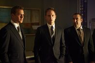 Suits – Mike (Patrick J. Adams, M.) versucht, Harvey (Gabriel Macht, l.) wieder für sich zu gewinnen – doch der bleibt kühl und abweisend. Zwischen den beiden steht mehr als nur verlorenes Vertrauen, doch vielleicht kann Louis (Rick Hoffman, r.) vermitteln.
