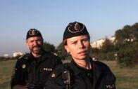 Thin Blue Line – Die Folgen des Anschlags gehen Sara (Amanda Jansson) sichtlich nahe. Jesse (Per Lasson) versucht sie auf andere Gedanken zu bringen, doch Sara scheint nicht mehr dieselbe zu sein.
