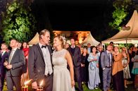 WaPo Bodensee – Hochzeit am Bodensee: Anne Ferch (Ines Lutz, r.) und ihr Bräutigam Konrad Ferch (Pit-Arne Pietz, l.) bestaunen mit ihren Gästen das Feuerwerk.