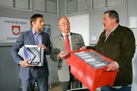 Die Rosenheim-Cops – Die Kommissare Hansen (Igor Jeftic, l.) und Hofer (Joseph Hannesschläger, r.) sowie Polizeichef Achtziger (Alexander Duda, m.) ermitteln, wer Immobilienhändler Glashauser umgebracht hat.