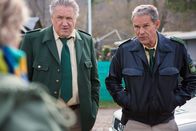 Hubert ohne Staller – Hubert (Christian Tramitz, r.) und Girwidz (Michael Brandner, m.) werden wegen Ruhestörung zu einem Seepark gerufen- eine Alarmanlage ist schuld (Gabriele Fischer als Spaziergängerin)