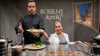 Tatort – „Boerne kocht“ – so soll die neue TV-Reihe heißen, in der Prof. Boerne (Jan Josef Liefers, l) Rechtsmedizin und Gourmetküche zusammenbringen will. Unterstützung erhält er auch hier von Silke Haller (ChrisTine Urspruch, r).