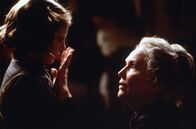 The Others – L-R: Anne (Alakina Mann) und Mrs. Mills (Fionnula Flanagan)
